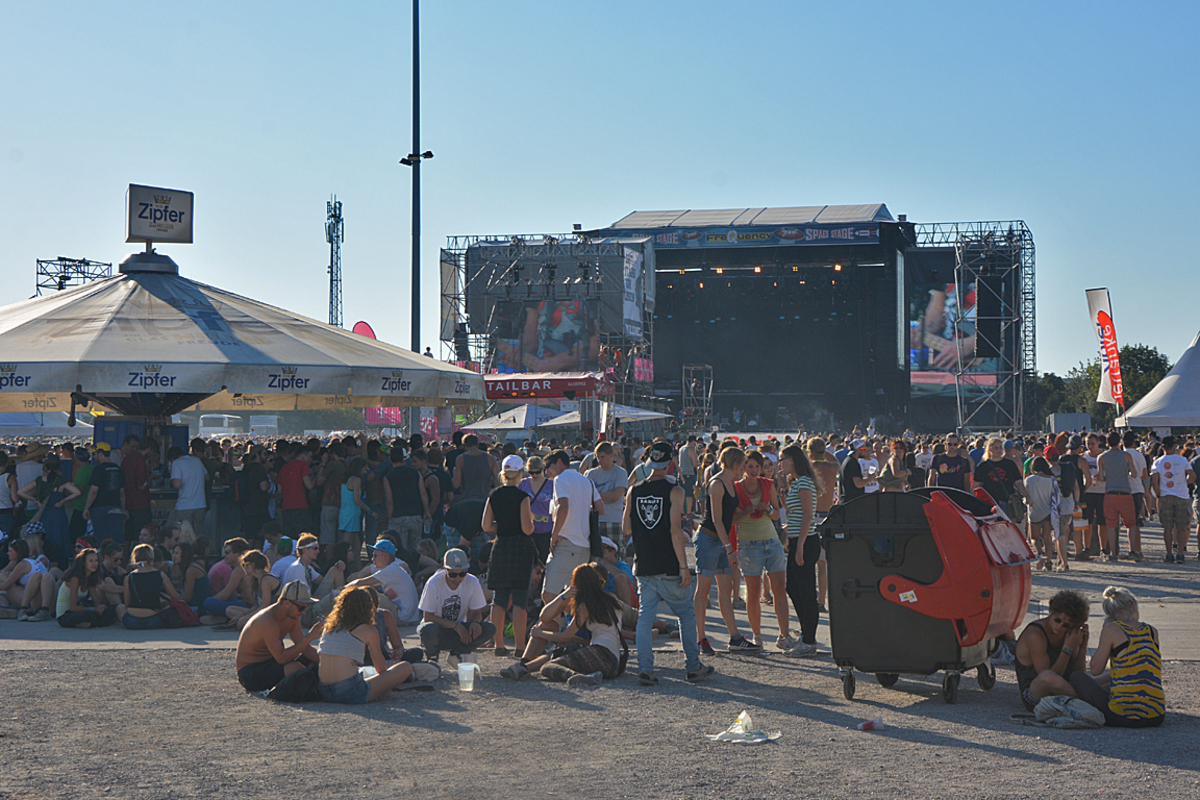 Auch am Freitag, dem zweiten Tag des Frequency Festivals, strahlten Festivalveranstalter und -besucher um die Wette. Sonne und heiße Temperaturen von rund 30 Grad untertags, angenehme 20 Grad nach Anbruch der Dunkelheit. Die Massen strömten zu Casper, Leftboy und System of a Down. Der musikalische Reigen wurde von einem Up-and-coming-Star aus London eröffnet:Text und Fotos: Maciej Palucki
