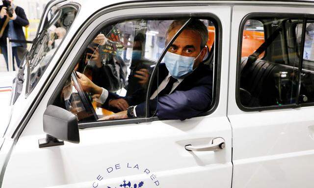 Regionalpräsident Xavier Bertrand in einem elektrischen Renault mit Signet „Präsident der Republik“.