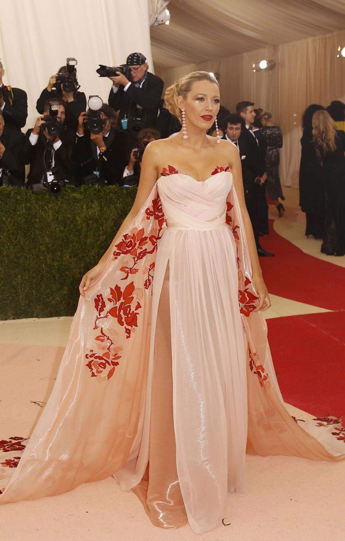 Blake Lively setzte auf Florales von Burberry.