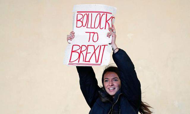 Brexit-Gegnerin vor dem Gebäude der EU-Kommission in Brüssel.