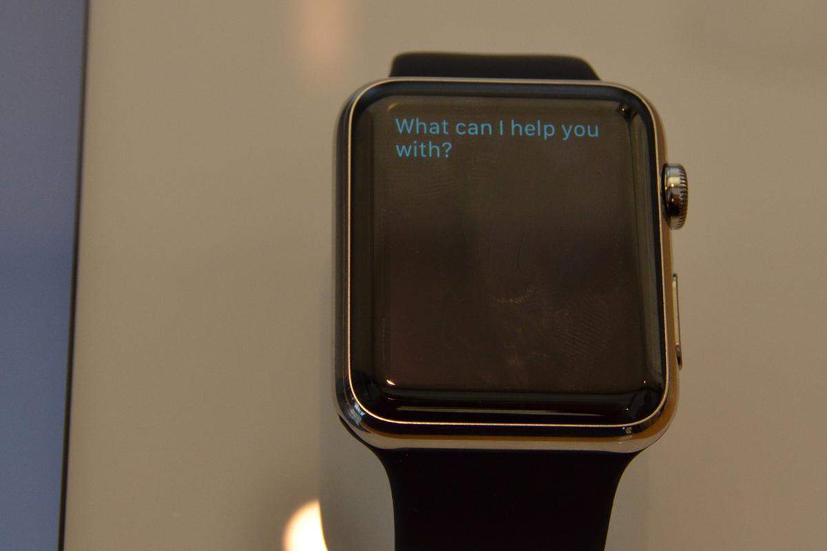 Siri, dein Freund und Helfer. Der Apple-Assistent erweist sich als guter und vor allem verständnisvoller Zuhörer. Trotz entsprechender Geräuschkulisse wurden die Eingaben immer richtig verstanden. Die Antworten werden aber nur visuell gegeben. Siri ist also ein sehr stiller, aber dafür effizienter Assistent.