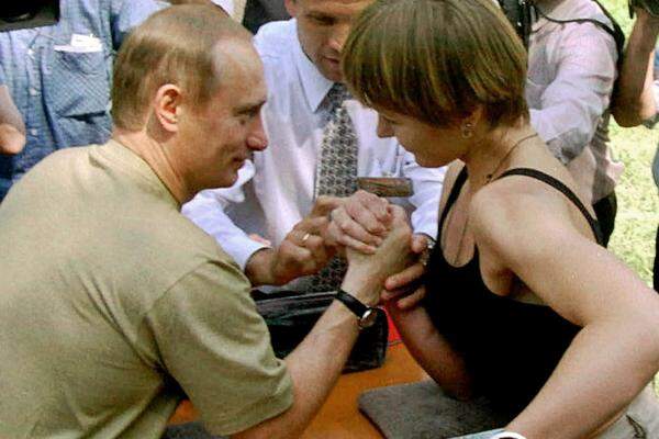 Im Jahr 2000 gewann Putin die Wahl zum Präsidenten mit 52,9 Prozent der Stimmen. 2004 sicherte er sich mit 71 Prozent eine zweite Amtszeit.