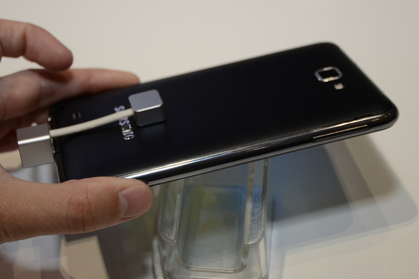 Das Note ist mit seinen knapp 100 Gramm leichter als die meisten aktuellen Smartphones.