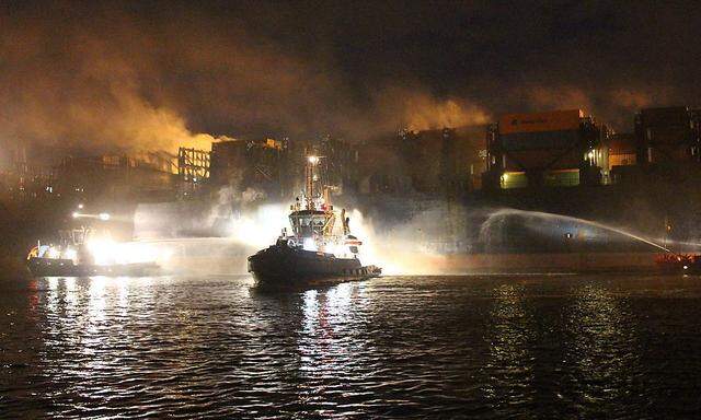 Die Feuerwehr versucht das Feuer auf dem Autotransportschiff im Hamburger Hafen in den Griff zu bekommen.