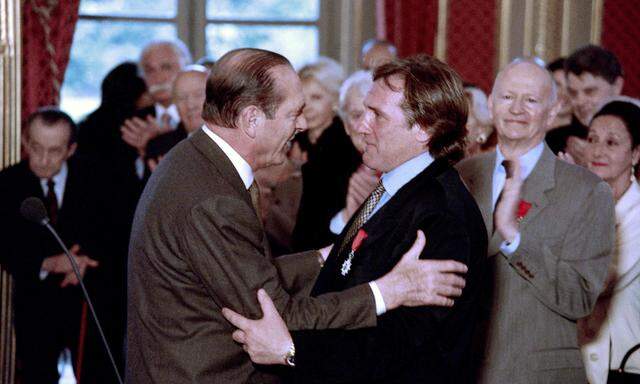 1996 wurde der Schauspieler von Jacques Chirac in die Ehrenlegion aufgenommen. 