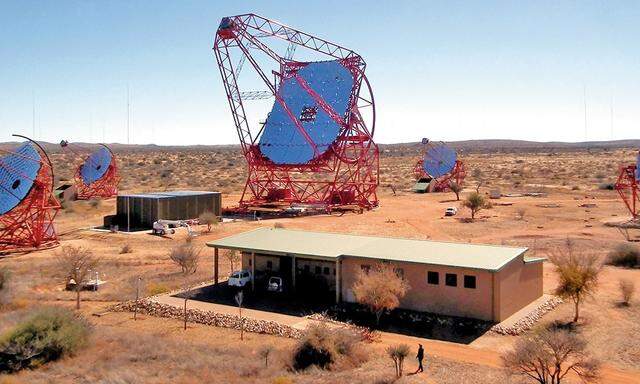 Fünf Teleskope umfasst das H.E.S.S.-Experiment in Namibia. Die Anreise aus Windhoek führt über Schotterstraßen.