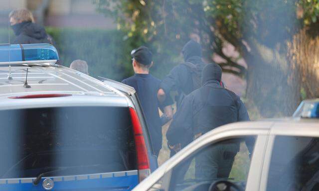 Die Chemnitzer Polizei nachm sechs Verdächtige fest, die einer Terrorgruppe gegründet haben sollen.