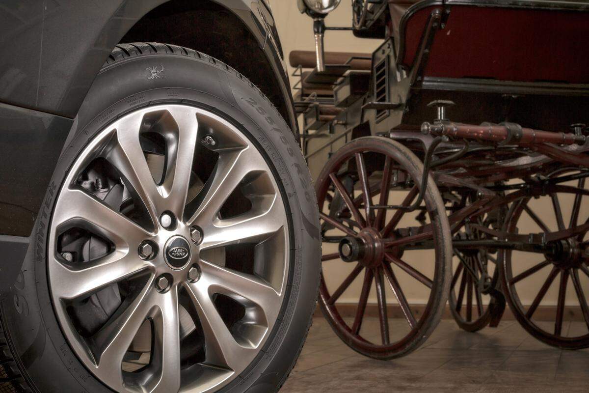 Der Sturz der Wagenräder erklärt sich durch die damals gewölbten Straßen.