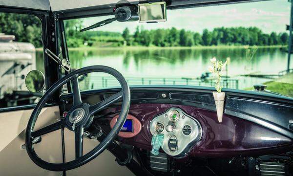 Fast originales Cockpit mit zentraler Armatur für Instrumente: Temperatur, Spannung, Tempo, Sprit.