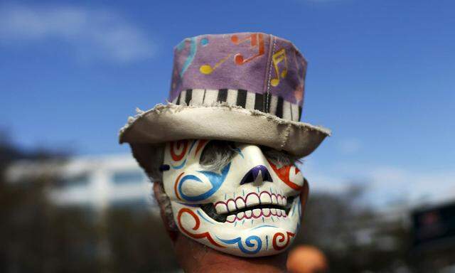 A Grateful Dead fan wears a mask in the parking lot before Grateful Dead's 'Fare Thee Well: Celebrating 50 Years of Grateful Dead' farewell tour at Levi's Stadium in Santa Clara