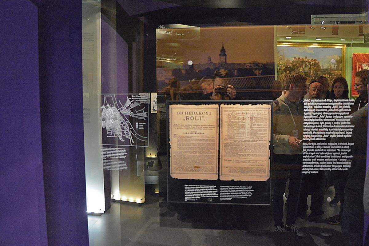 So zeigt die Ausstellung die erste "Rola"-Ausgabe des ersten antisemitischen Magazins Polens aus dem Jahr 1883.