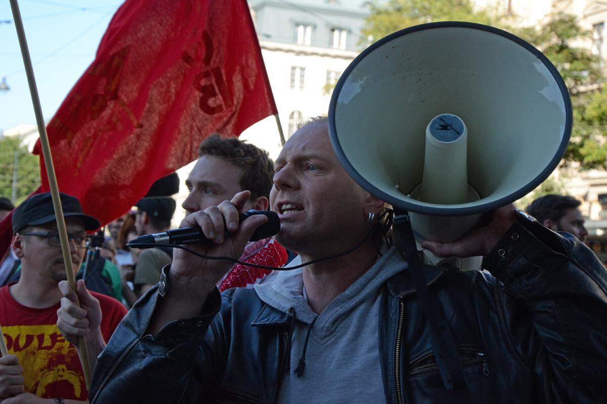 Zahlreiche Demonstranten kamen am späten Mittwochnachmittag zur Kundgebung gegen das "Fest der Freiheit", das in der Wiener Innenstadt vom Umfeld deutschnationaler Burschenschaften organisiert wurde.