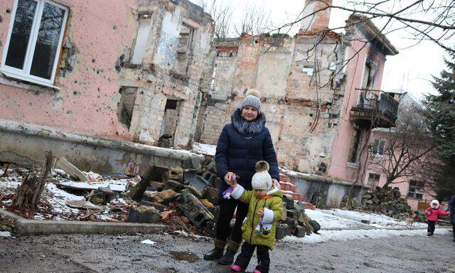Leben in Ruinen. Die Kleinstadt Stanyzja Luhanska nahe der ostukrainischen Kontaktlinie ist zerbombt.
