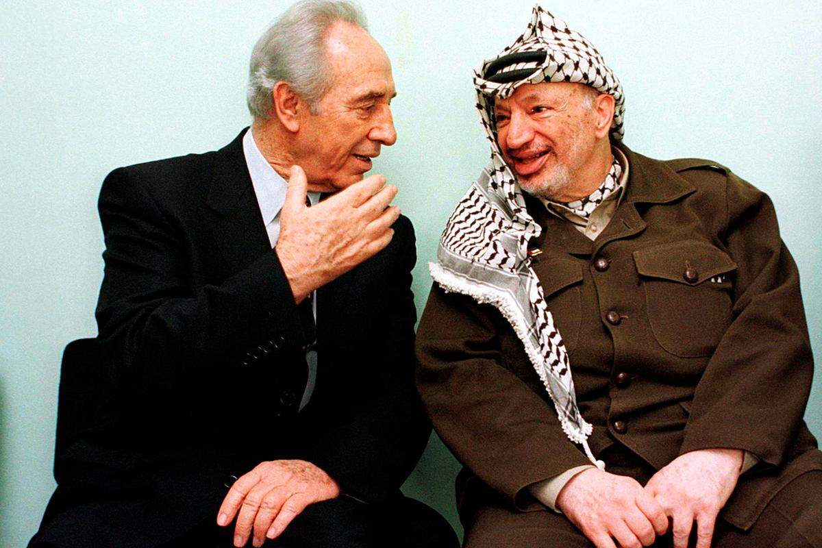 Gemeinsam mit Shimon Peres (links) und Jitzchak Rabin bekam Jassir Arafat 1994 den Friedensnobelpreis für die Friedensverhandlungen zwischen den Palästinensern und Israel. Kare Kristiansen stieg deswegen aus der Jury des Friedensnobelpreises aus und nannte Arafat den "weltweit bekanntesten Terroristen". Kritisiert wurde vor allem, dass er Gewalt nicht ablehnte. Aus der arabischen Welt gab es aber auch Ablehnung gegenüber der Vergabe des Preises an Peres und Rabin. 