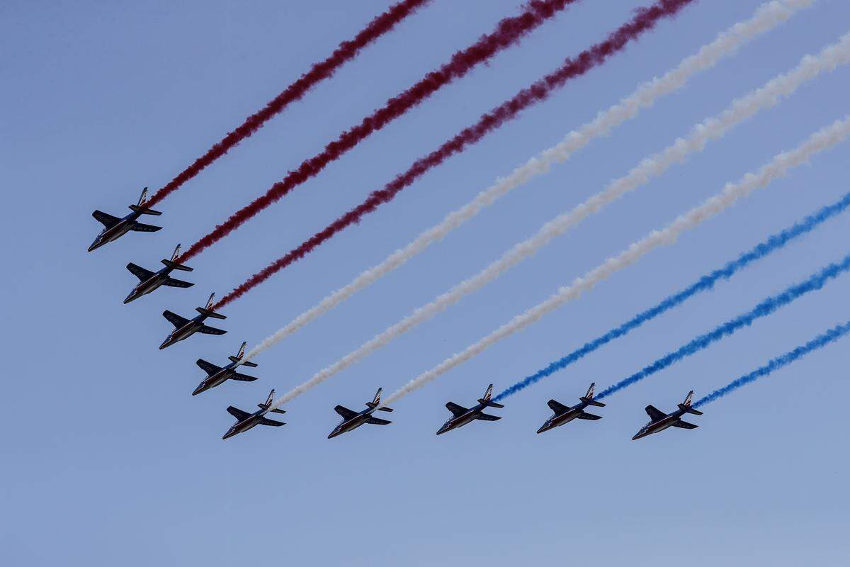 Auch die Luftwaffe zeigte die französischen Farben. Diesmal ohne Fehler. Bei der Parade am Wochenende wurden die Farben verwechselt.