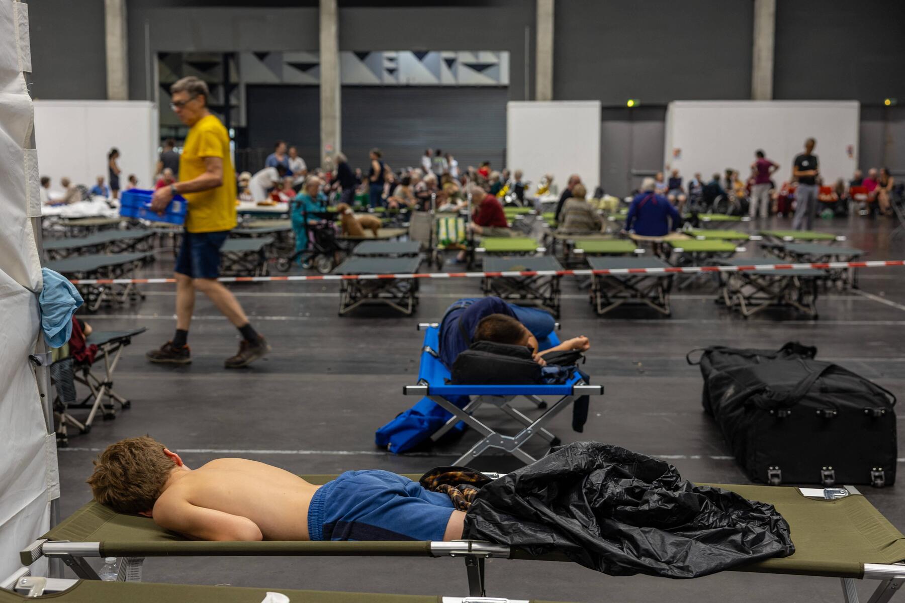 The fire hell in France's holiday paradise: Mass exodus from the Atlantic coast