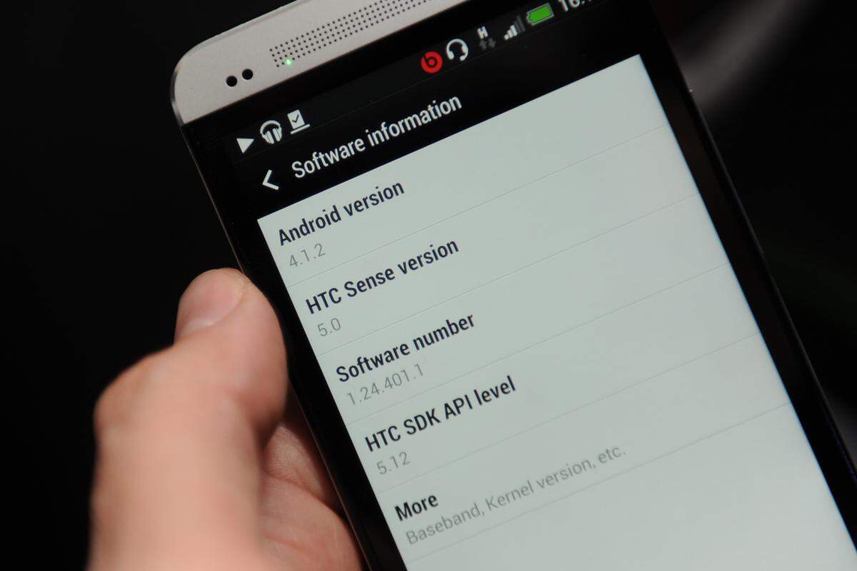 Beim Betriebssytem nutzt HTC noch nicht das aktuelle Android 4.2.2 "Jelly Bean", sondern die ein bisschen ältere Version 4.1.2. Darüber legt HTC seine eigene Oberfläche Sense, die nun in Version 5 vorliegt.