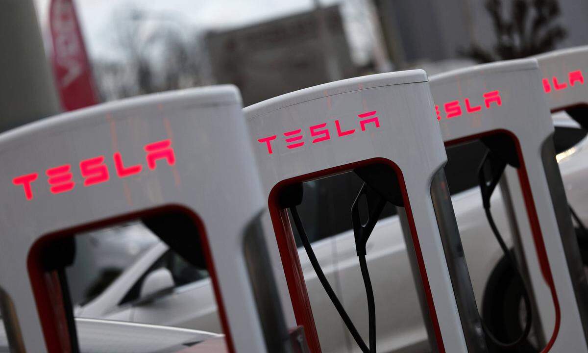 Das Hauptgeschäft von Tesla ist der Verkauf von Elektroautos. Im Bild: Ladestationen. 
