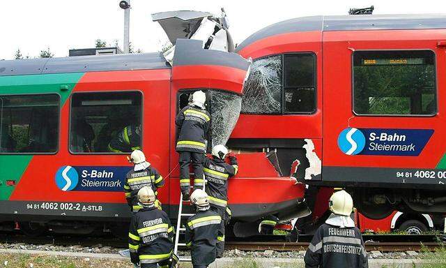 Die beiden beschädigten Zuggarnituren wurden bereits in die Remise der Steiermärkischen Landesbahnen nach Übelbach gebracht.
