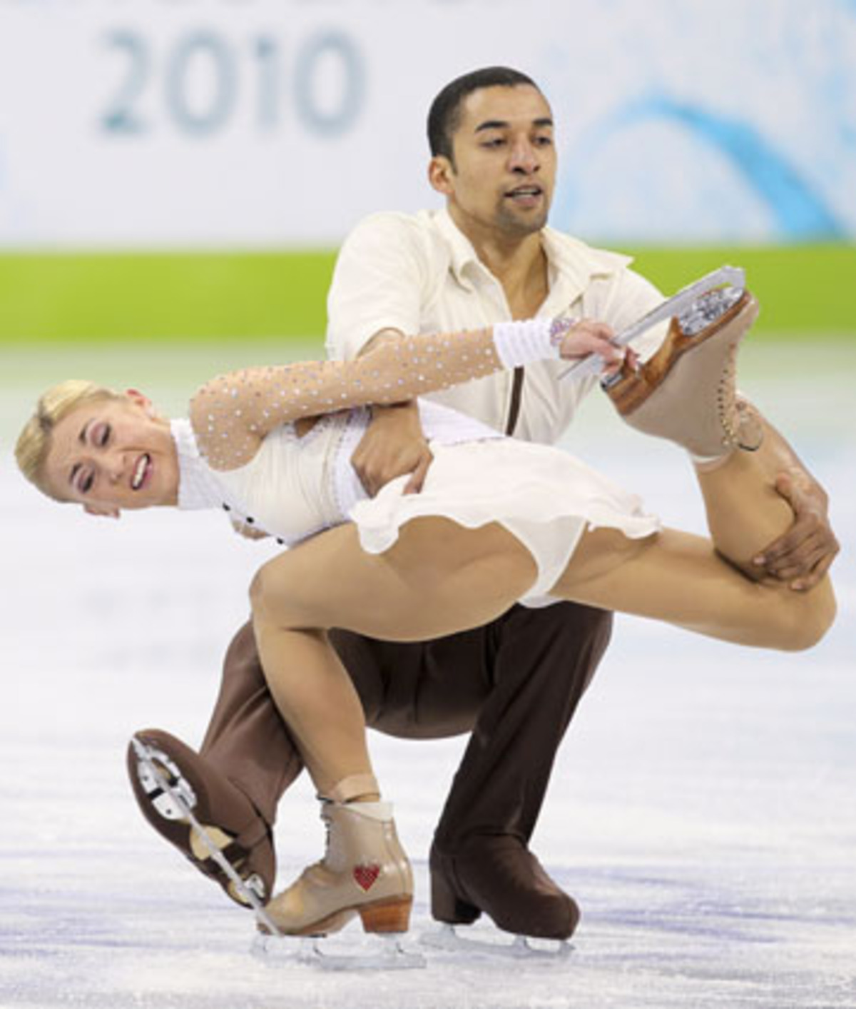 Ein trauriges Ende gab es für das deutsche Paar Aljona Savchenko/Robin Szolkowy. Die beiden Co-Favoriten starteten gut in die Kür und nährten den deutschen Traum vom ersten Paar-Gold seit Ria und Paul Falk 1952.