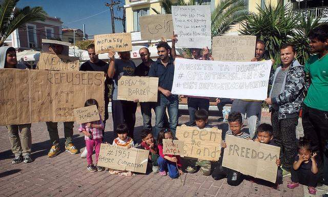 Flüchtlinge in Mytileni auf Lesbos hoffen auf raschen Transfer auf das griechische Festland.