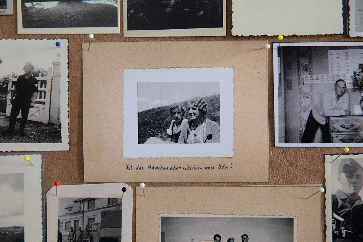 Wer Fotografien erkennt oder Hinweise zu ihrer Entstehungszeit geben kann, solle sich melden, werden die Besucher auf einem Hinweisschild aufgerufen. Blick in die Ausstellung