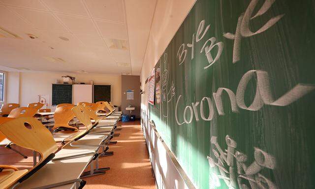 Der Kampf gegen das Coronavirus leert auch in Deutschland die Schulklassen. Auch wenn es darüber Streit gab.