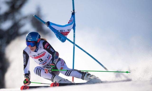 Die Slowakin Petra Vlhova setzte sich am Sonntag im Riesentorlauf in Jasna vor der Neuseeländerin Alice Robinson und der Halbzeit-Führenden Mikaela Shiffrin aus den USA durch. 