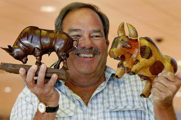 Barry Ember ist stolzer Besitzer zweier Holz-Bullen, die er am Wochenende in Miami Beach ersteigert hat.  Die Skulpturen gehörten zu einer Sammlung des Milliardenbetrügers Bernhard Madoff, der offenbar ein Faible für das "Börsen-Tier" hatte.
