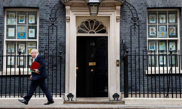 Premierminister Boris Johnson vor der Downing Street