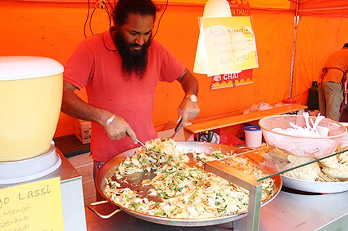 Am Festivalgelände wurde inzwischen indisches Essen zubereitet.