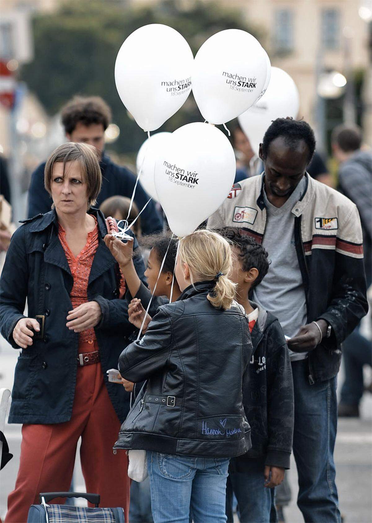 Laut Veranstalter Philip Sonderegger, SOS-Mitmensch, übten sich die Parteien - trotz Wiener Wahlkampfs - bei der Veranstaltung überwiegend in Zurückhaltung. Nur da und dort war ein grüner Luftballon zu sehen.
