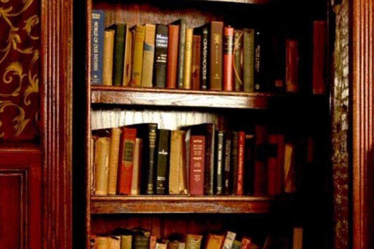 Das ehemalige Speakeasy macht seinem Namen alle Ehre, denn im versteckten Lokal gibt es ein noch geheimeres Hinterzimmer, verborgen hinter einer als Bücherregal getarnten Tür.