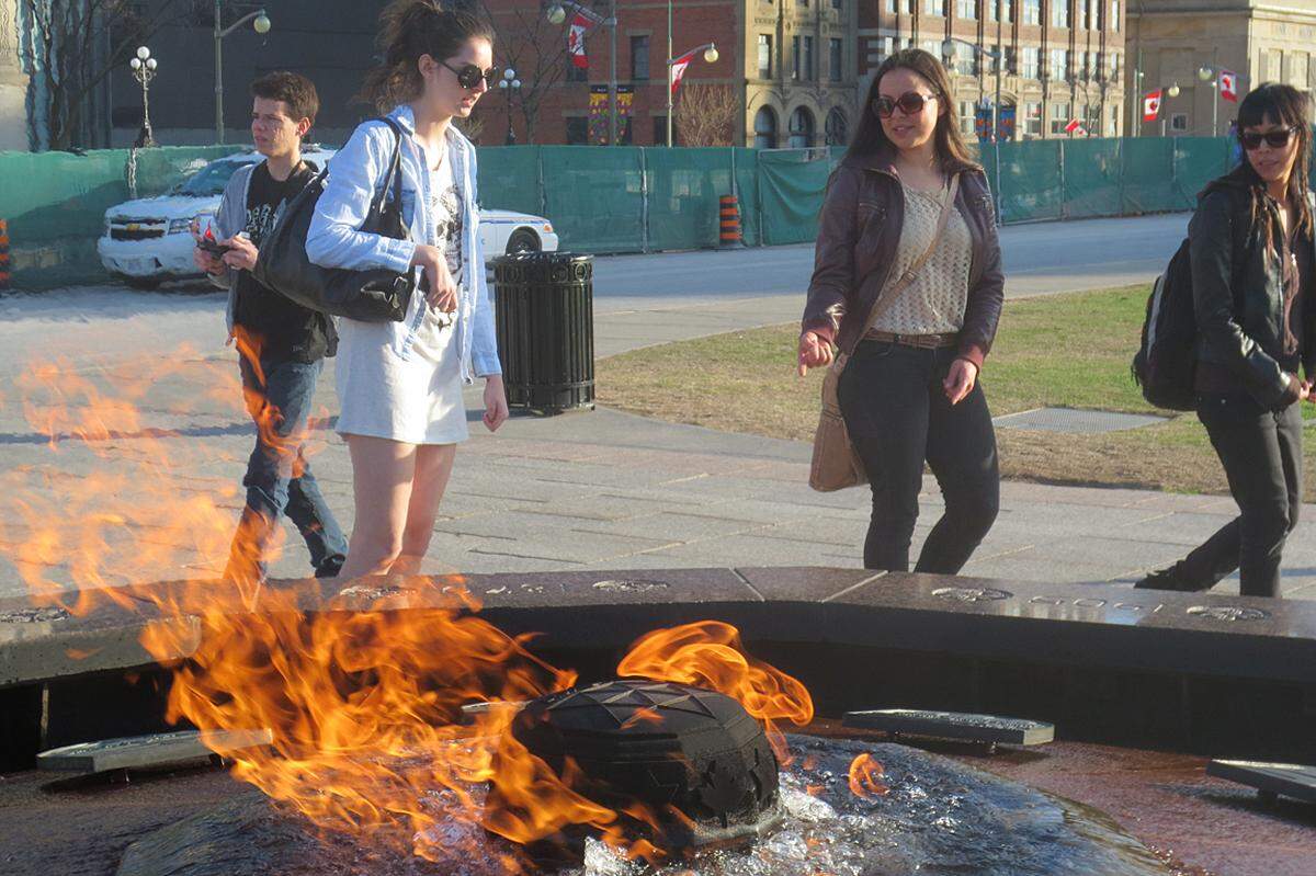 Ein paar Schritte weiter: Das ewige Feuer im Park auf Parliament Hill. Man überlegt sich an solchen Orten, welche Art von Gewitter kommen muss, um es zu löschen. Das ist Ottawas Zentrum. Hier florierte einst die Vorgängerstadt Bytown, ein wildes Nest von Abenteurern.