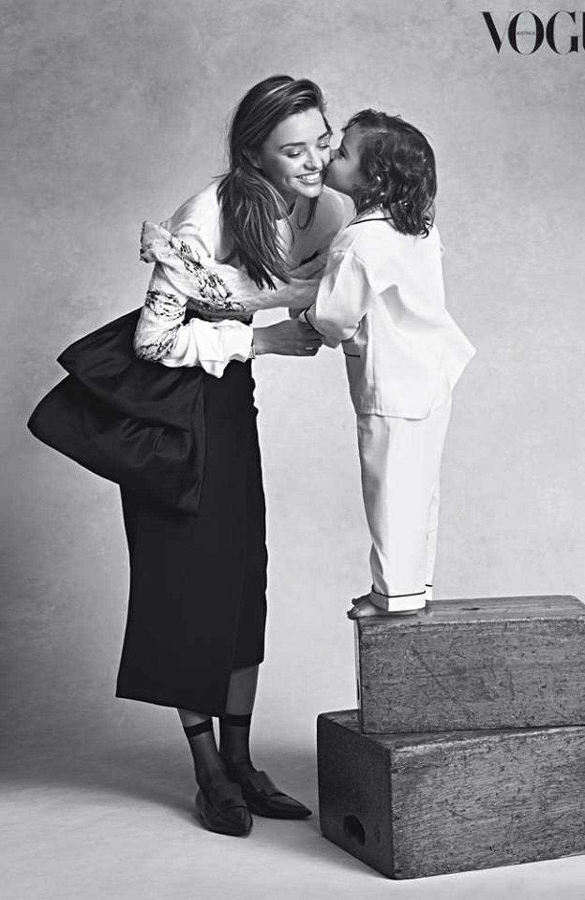 Mit Söhnchen Flynn teilte sich Kollegin Miranda Kerr für "Vogue" das Rampenlicht. "Er liebte es, er fand es toll beteiligt zu sein und mit seiner Mama zu arbeiten und die ganze Crew verleibte sich ihn ihn", berichtete Redakteurin Edwina McCann im Interview mit dem Daily Telegraph.