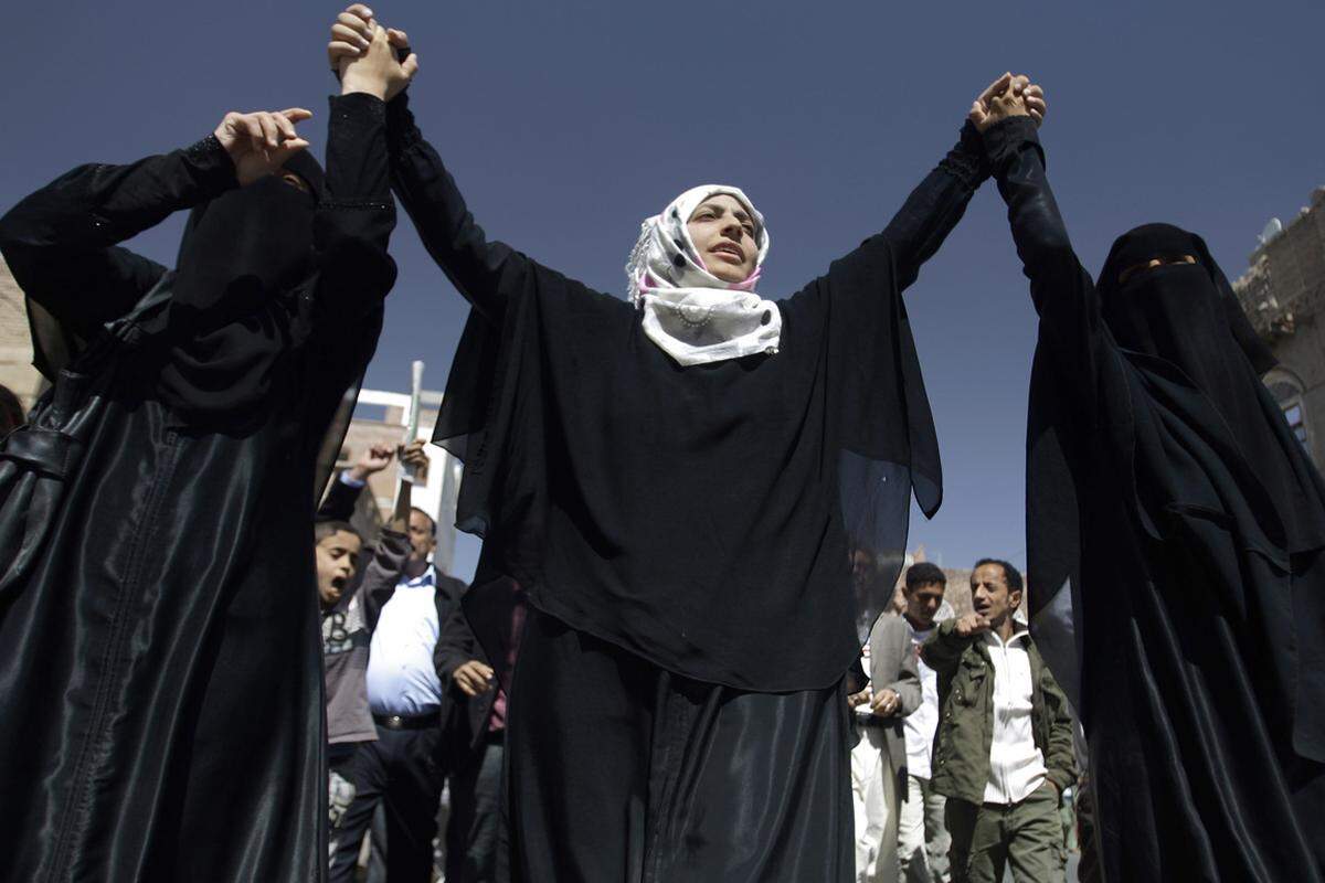 Menschenrechte, Demokratie und Meinungsfreiheit - das sind die drei Prinzipien, an denen sich die neue Friedensnobelpreisträgerin Tawakkul Karman (32) orientiert. Was einfach klingt, erfordert in ihrer Heimat, dem Jemen, viel Mut.