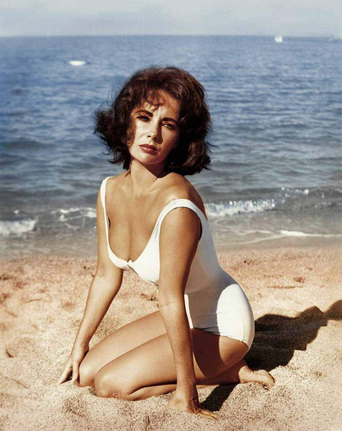 Wie man sich in Bademode glamourös in Szene setzte, wussten wohl die Hollywood-Diven in den 50er- und 60er-Jahren am besten.  1959 räkelte sich Elizabeth Taylor für den Film "Suddenly, last summer" im Sand.