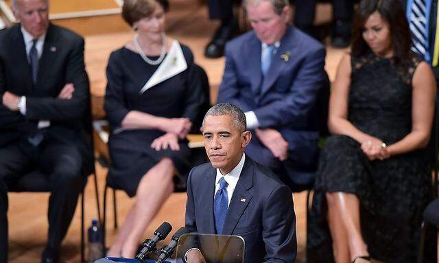 Barack Obama sprach zur Trauergemeinde in Dallas, auch George W. Bush (hinten, 2.v.r.) ergriff das Wort.