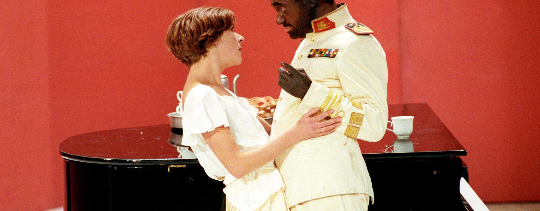 Blackfacing im Akademietheater: Gert Voss als Othello im gleichnamigen Drama von William Shakespeare, Anne Bennent spielte in der Inszenierung von George Tabori 1990 Desdemona.