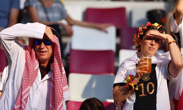 Skeptische deutsche Fans in Doha bei der für ihr Team bisher enttäuschenden Weltmeisterschaft.