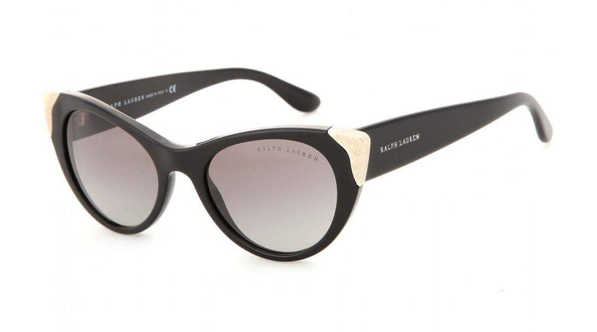 Auch ladylike Cateye-Brillen liegen nach wie vor im Trend. Von Ralph Lauren, 165 Euro.