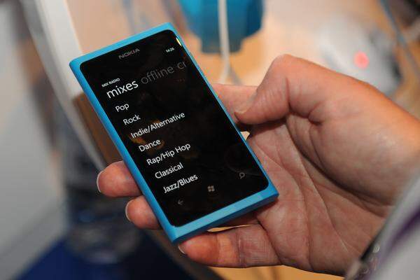 Die "Mix Radio" genannte Funktion sammelt thematische Musikmixes, die kostenlos zur Verfügung gestellt werden. Nutzer können diese von Nokia verwalteten Playlists auch offline verfügbar machen, um sie etwa auf einer längeren Reise hören zu können. Für den Dienst hat Nokia zahlreiche Partnerschaften mit den großen Plattenlabels geschlossen.