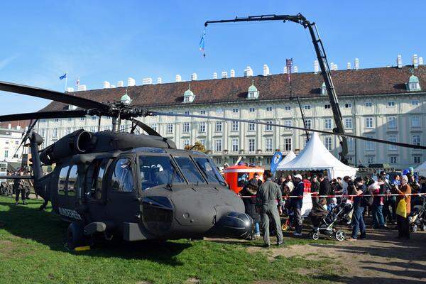 Die größte Faszination und damit die längsten Schlangen an Schaulustigen löst aber die „Black Hawk“ (schwarzer Falke) aus. Erklärt wird ihnen, während sie einen Blick ins Innere der S-70 werfen dürfen, dass der Mehrzweckhubschrauber über zwei Triebwerke verfügt, die je 1940 PS leisten – weshalb er häufig im Hochgebirge (maximale Flughöhe rund 6000 Meter) zum Einsatz kommt. Bis zu 20 Personen können darin transportiert werden, bzw. rund vier Tonnen Nutzlast. Im Notfall können allerdings bis zu 25 Personen aufgenommen werden.