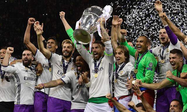 FBL-EUR-C1-JUVENTUS-REAL MADRID-TROPHY