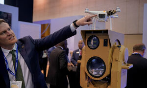 Ein Verkäufer präsentiert auf einer Ausstellung der Association of the United States Army (AUSA) eine von einem Boeing-Laserwaffensystem beschädigte Drohne.