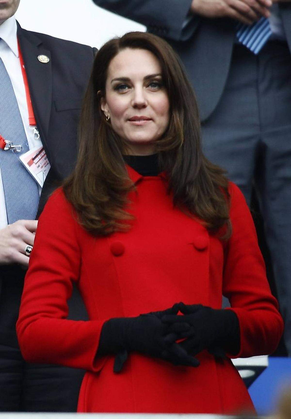 Nach dem großen Chanel-Debut am Vortag gab es in Paris einen Kate-Klassiker zum Rugbyspiel im Stade de France: Rot trifft Schwarz trifft offenes Haar. Rot war diesmal ein Mantel von Carolina Herrera, den die Herzogin schon bei der Kanada-Tour des Vorjahres getragen hatte. Schwarze Begleiterscheinungen waren ein Rollkragenpullover (wie viele sie davon wohl besitzt?) und schwarze Handschuhe - mit zuckersüßem Mascherl.