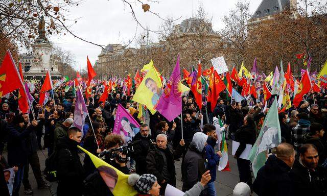 Mitglieder der kurdischen Community in Paris fordern Aufklärung. 