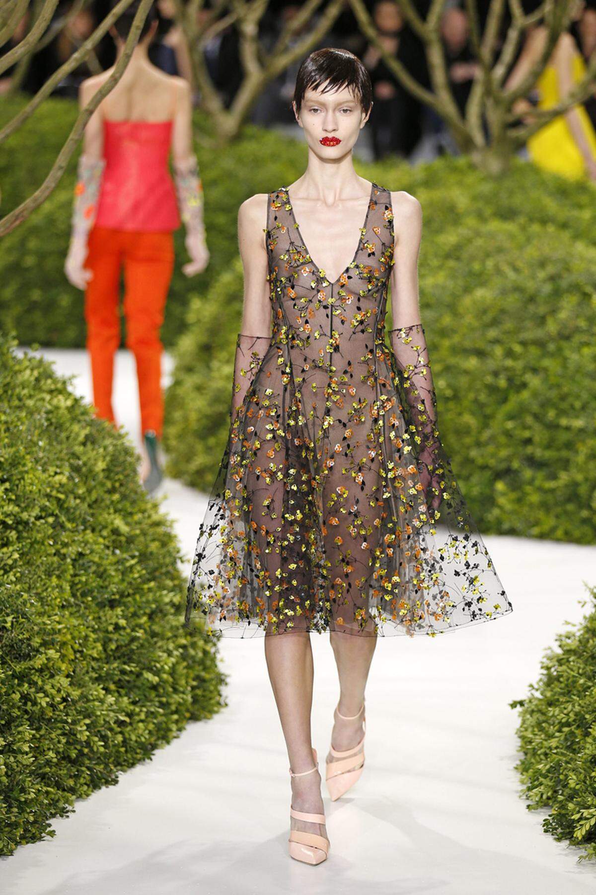 Die Aufnahme in den Kreis der Couturiers unterliegt strengen Vorlagen, um die hohe Kunst der Schneiderei zu wahren. Raf Simons präsentierte für Dior  ein hauchzartes Kleid mit Blumenapplikationen.