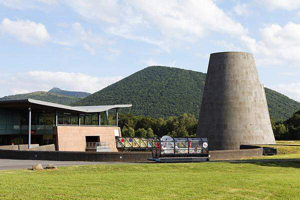 In Saint-Ours-les-Roches in der Auvergne, Frankreich, entstand der Europäische Park für Vulkanismus mit dem "Vulcania"-Museum.