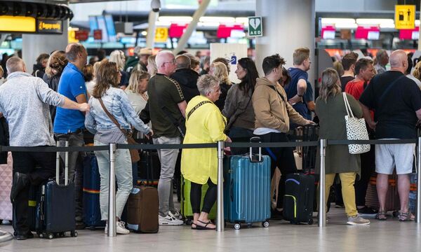 Szenen wie diese am Flughafen Schiphol bei Amsterdam gibt es öfter. Wer es sehr eilig hat, sollte sich melden.